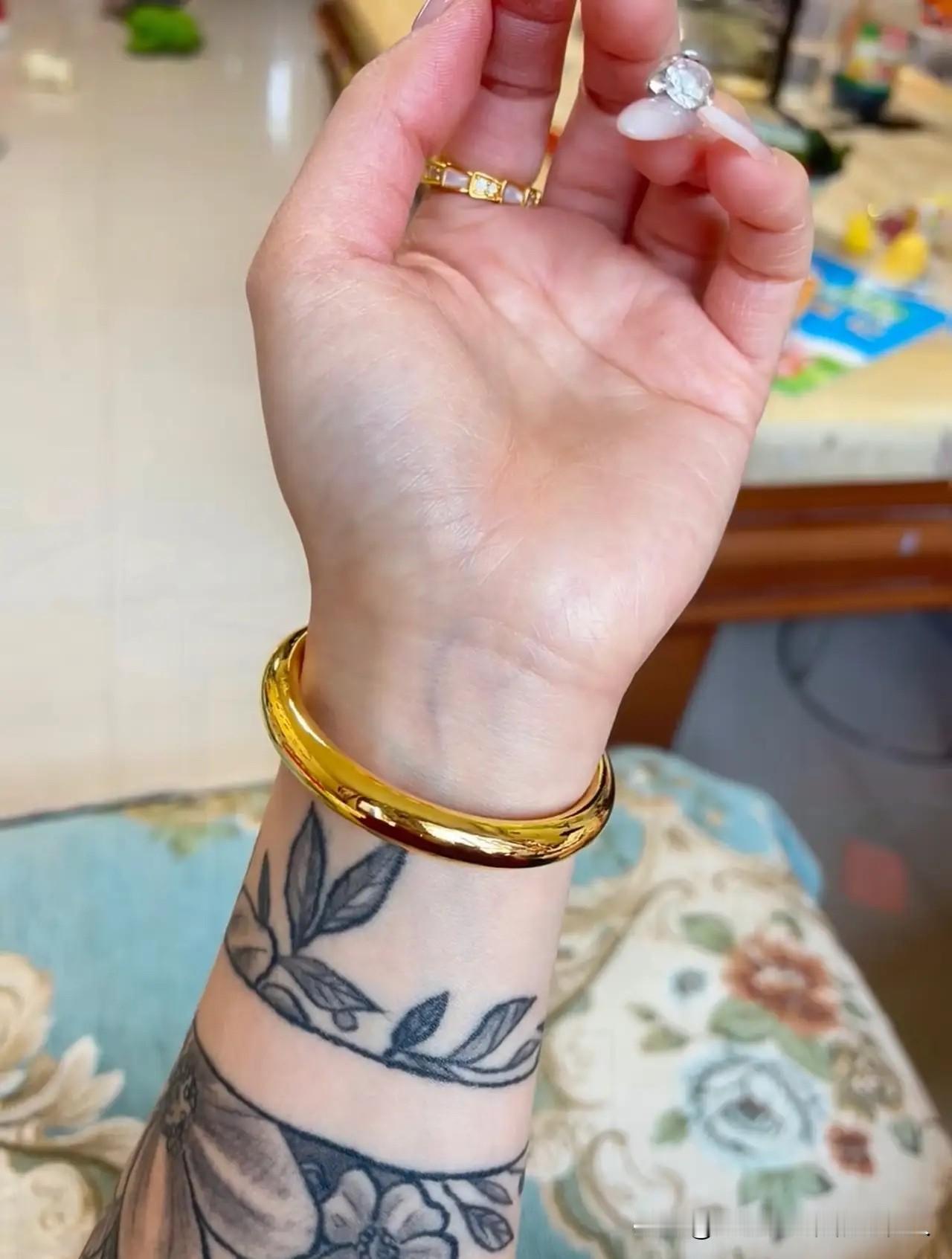 一觉睡醒，金价简直要失控了！

12月7日逛商场，一只99克的金镯子，居然要12