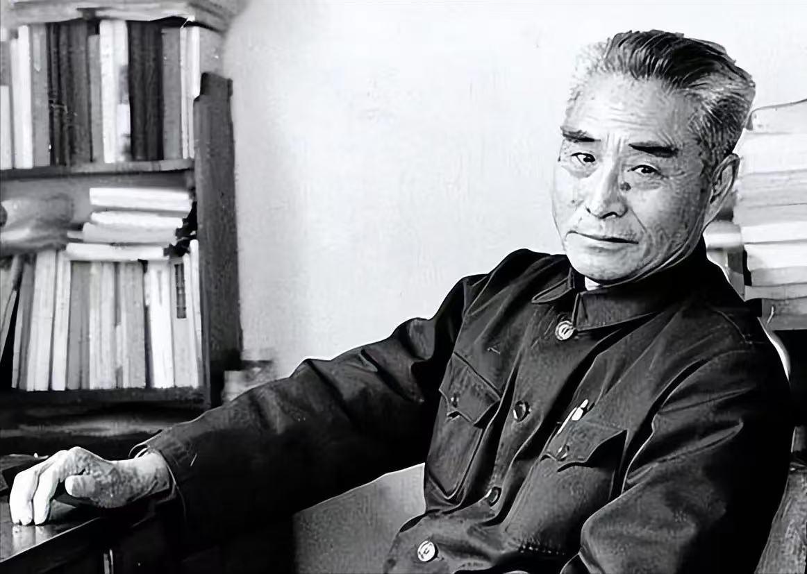 1975年，蒋介石得知国民党黄维特赦的消息时，立刻请他来到台湾，不仅补发他被俘2