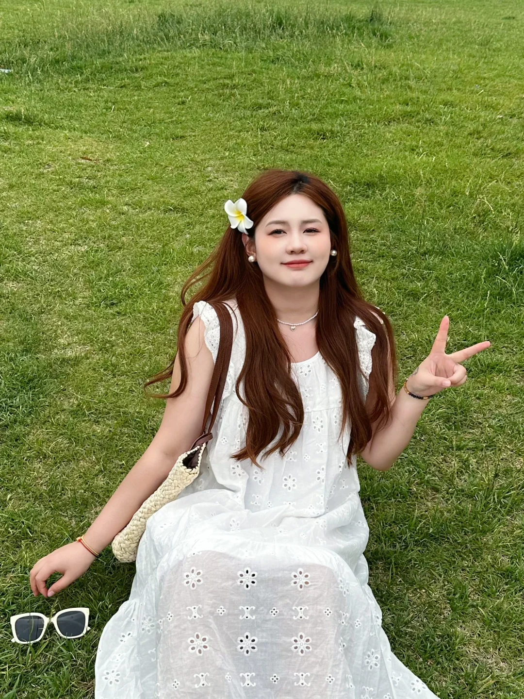 微胖穿搭|小白裙好美啊啊啊！和草地太配啦～