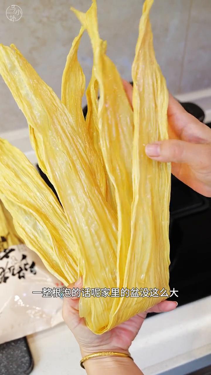 今天是一道家常又下饭的肉末焖腐竹，家里有小朋友了赶紧做起来。
·先来把腐竹泡上，