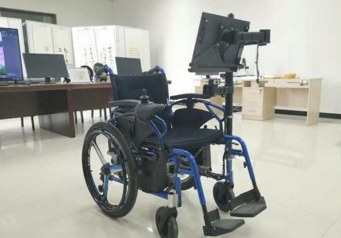 瘫痪小伙自学AI手搓脑机轮椅即便全身被困轮椅也没有放弃，自学专业知识做出脑机轮椅