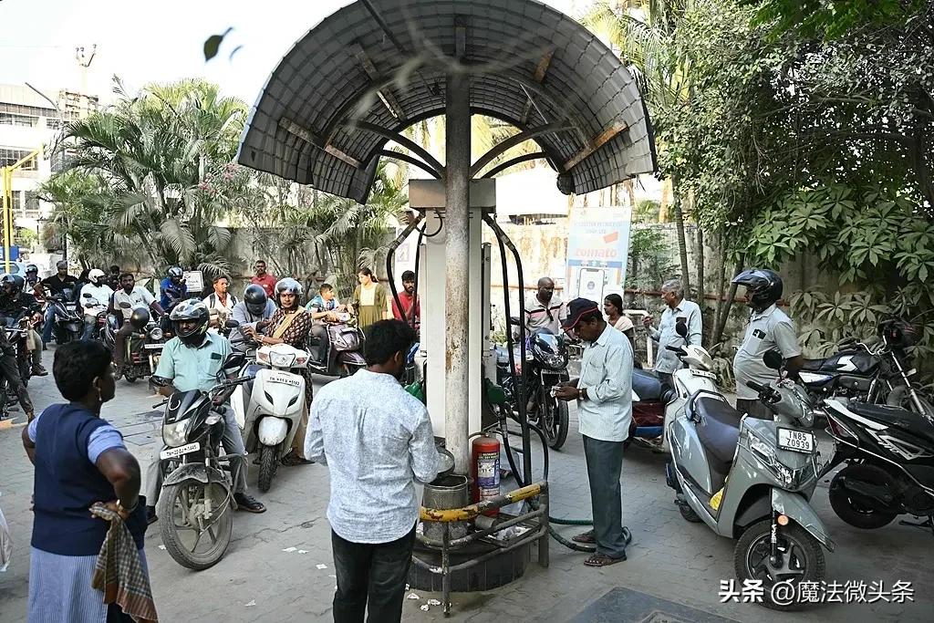 深夜，霍尔木兹海峡传来重磅消息。伊朗最高领袖穆杰塔巴·哈梅内伊声明不会放弃复仇，
