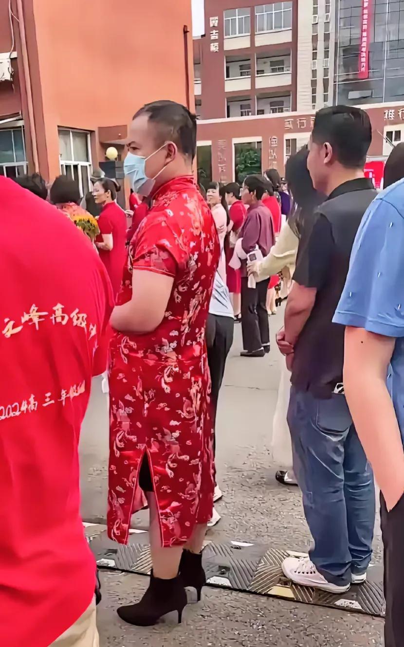 高考场外父亲穿大红旗袍，看上去非常的另类。用这种妖蛾子的方式来为孩子祝福，不知道