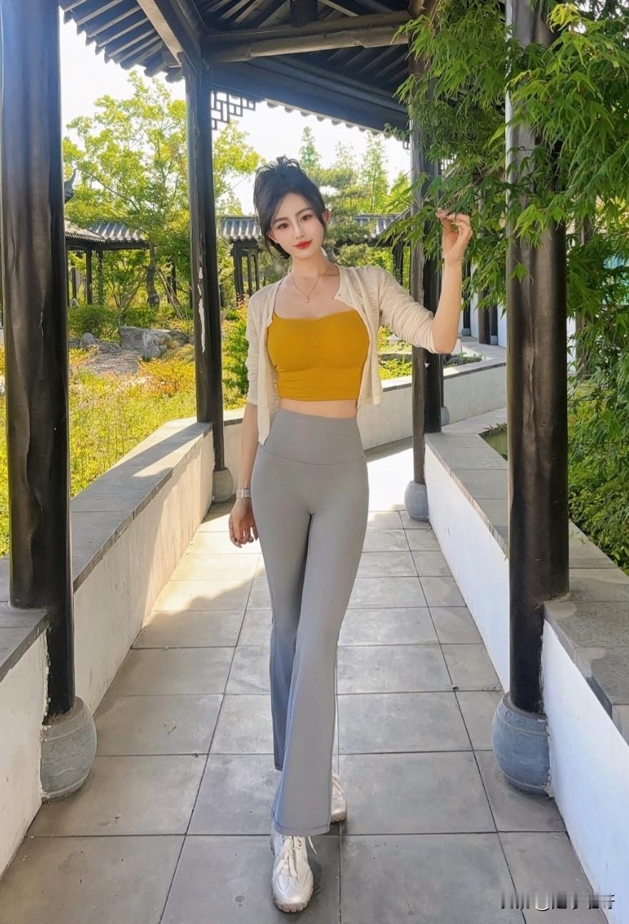 米色小衫搭配灰色长裤，美丽的游园女神