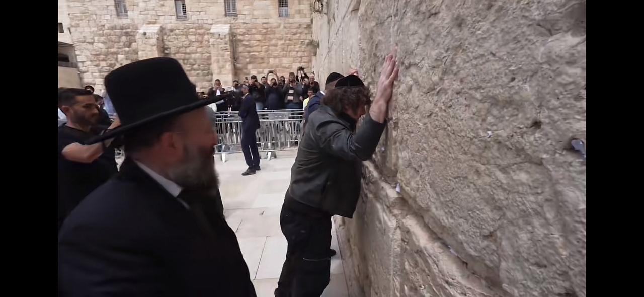 阿根廷总统米莱到以色列了，他到了哭墙的前面哭了起来。
   他对以色列的遭遇感同