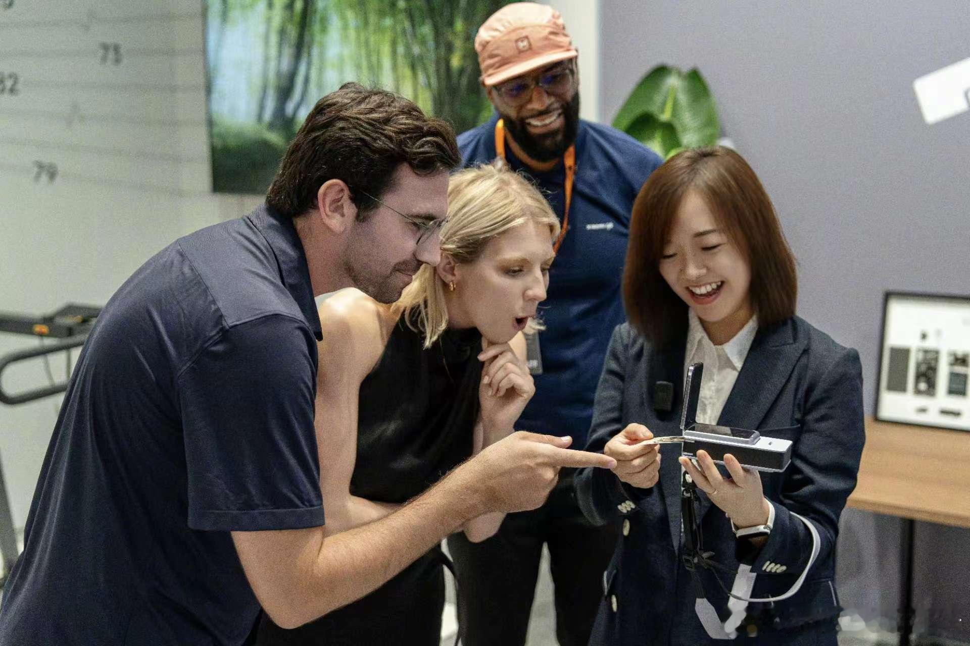 小米公司举办了“小米巴黎人车家全生态特展”开幕当日，已经有大批国际友人学会了“小