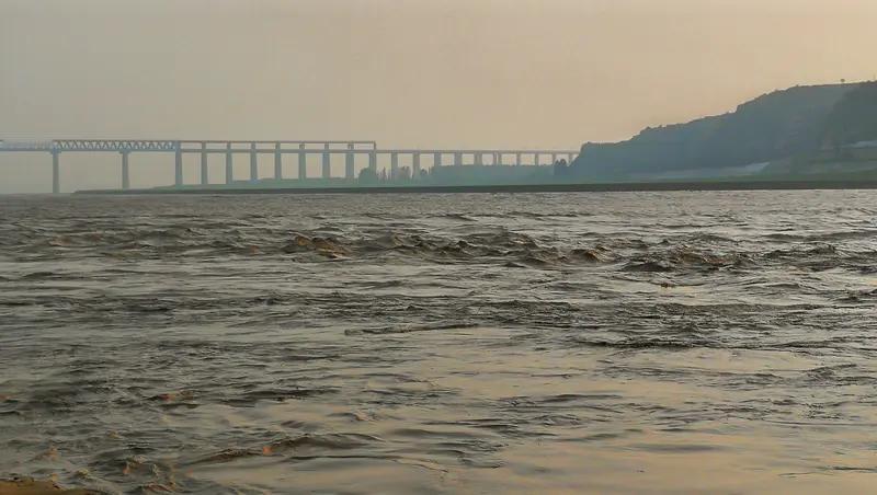 （一）黄河谣
磅礴狂澜降九天，
嘶风赤马五花鞭。
长风亘古摇篮曲，
巨浪千秋浩荡