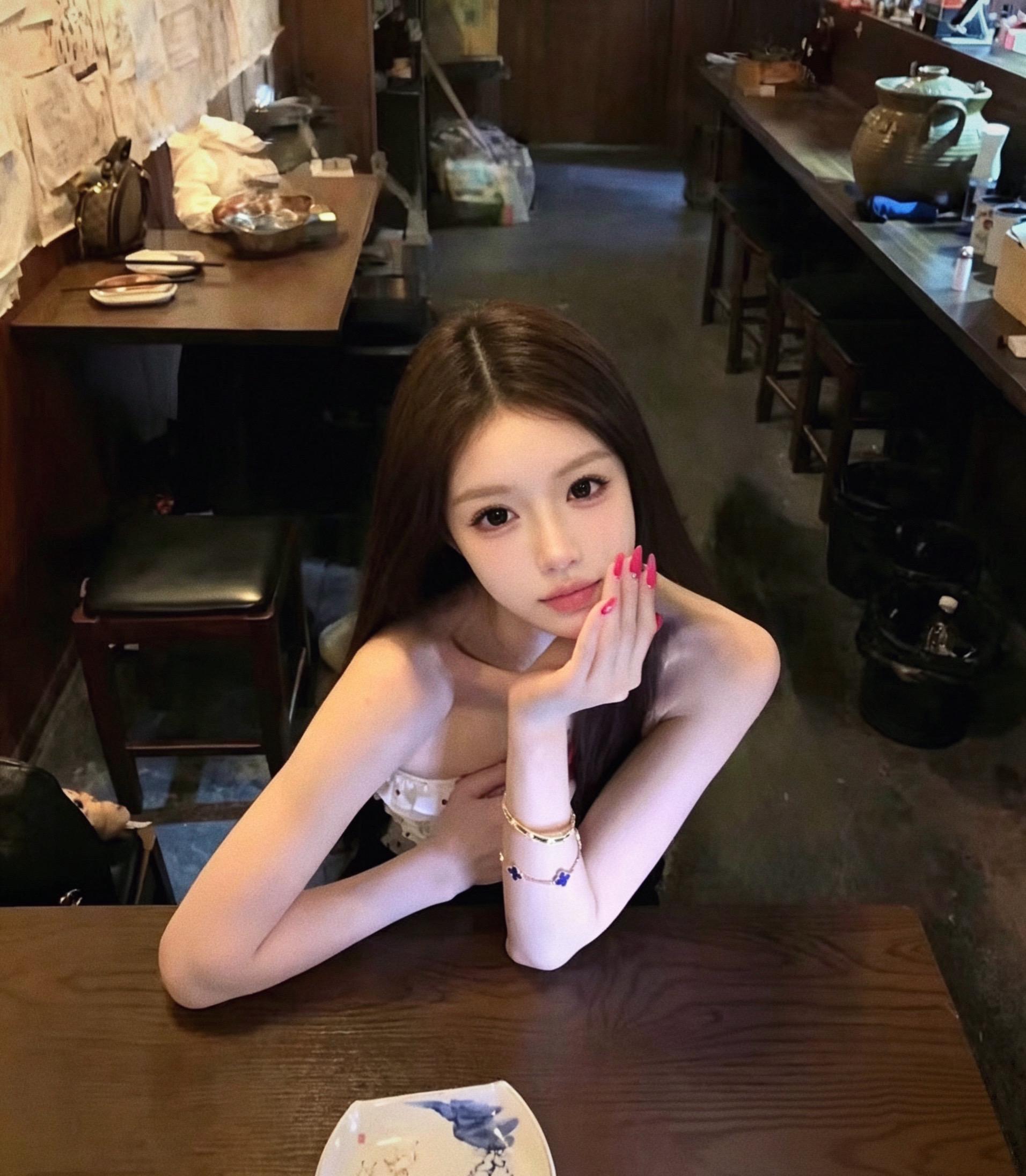 低像素微醺氛围感照片 今天的人设是氛围感美女 餐厅氛围感拍照