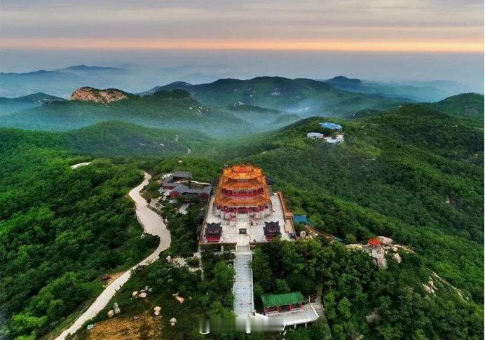 好品好客好山东 在中国山东省潍坊市临朐县，静静地坐落着一座古老而神秘的山脉——沂