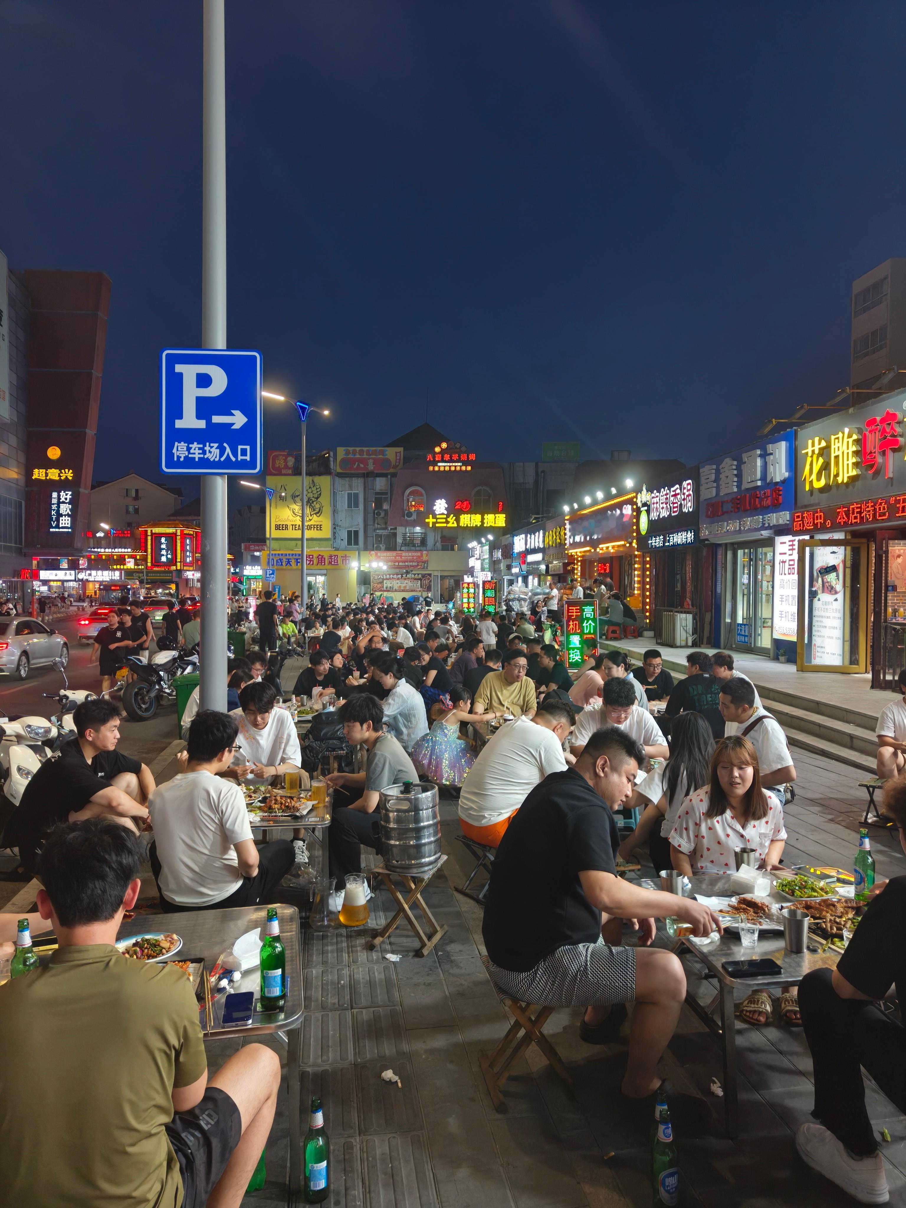 熙熙攘攘的烧烤摊，一派繁荣的景象 
