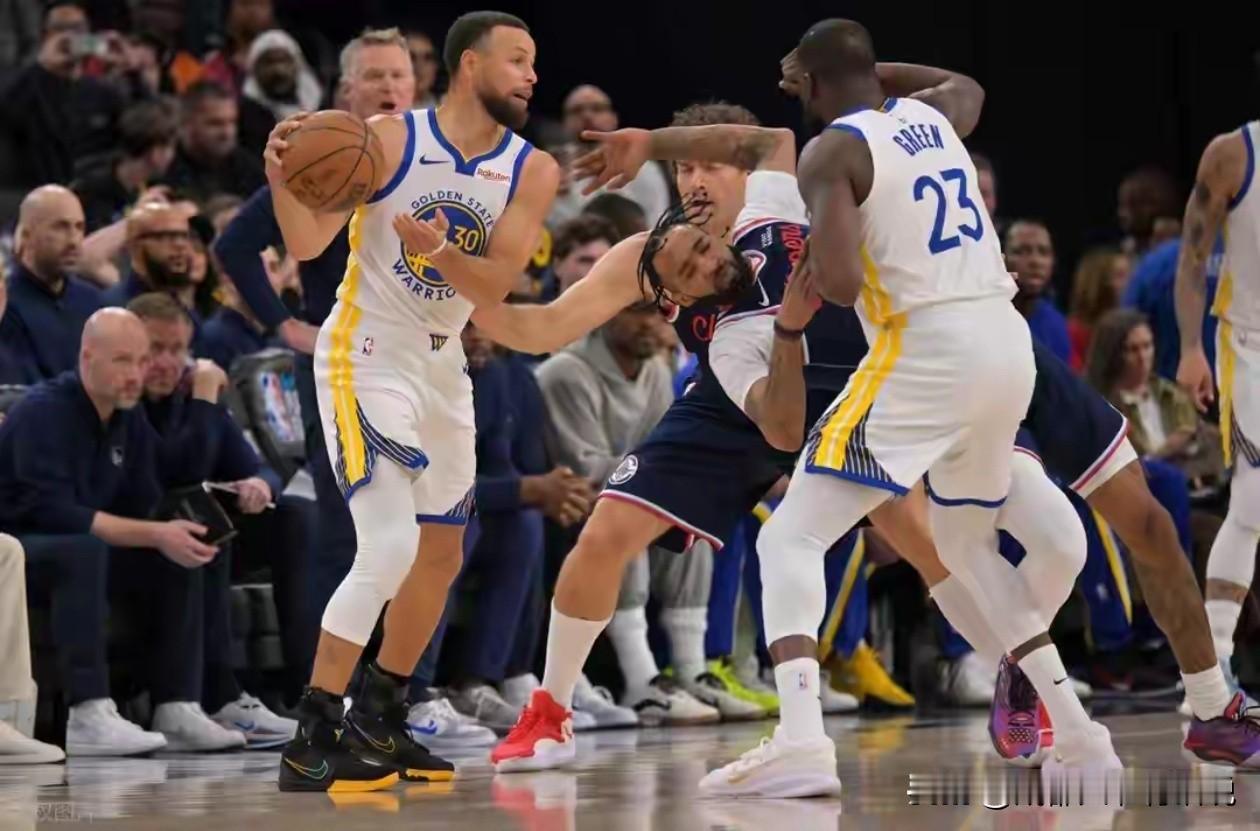 真的看傻了，快船这比赛，简直是把到手的季后赛名额给扔了
 
说实话赛前我还觉得快