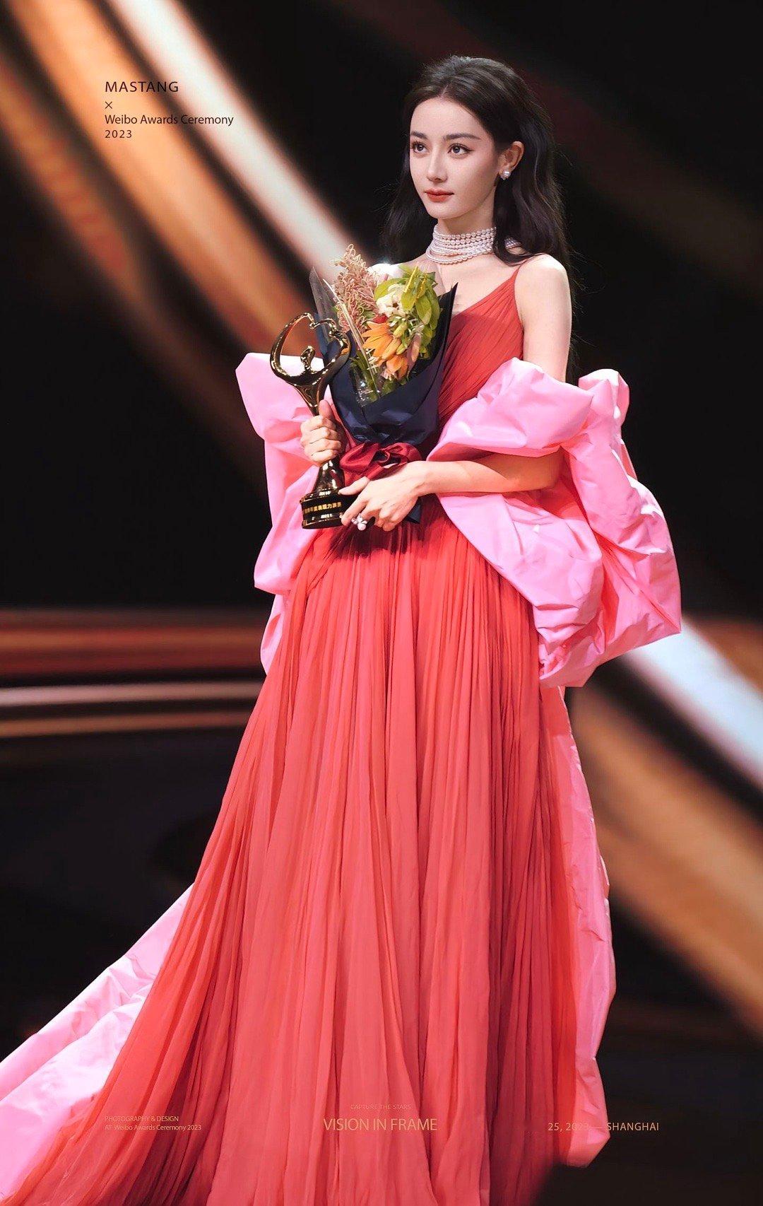 迪丽热巴  震惊了我很久此女每一处都完美的令人窒息迪丽热巴｜ 