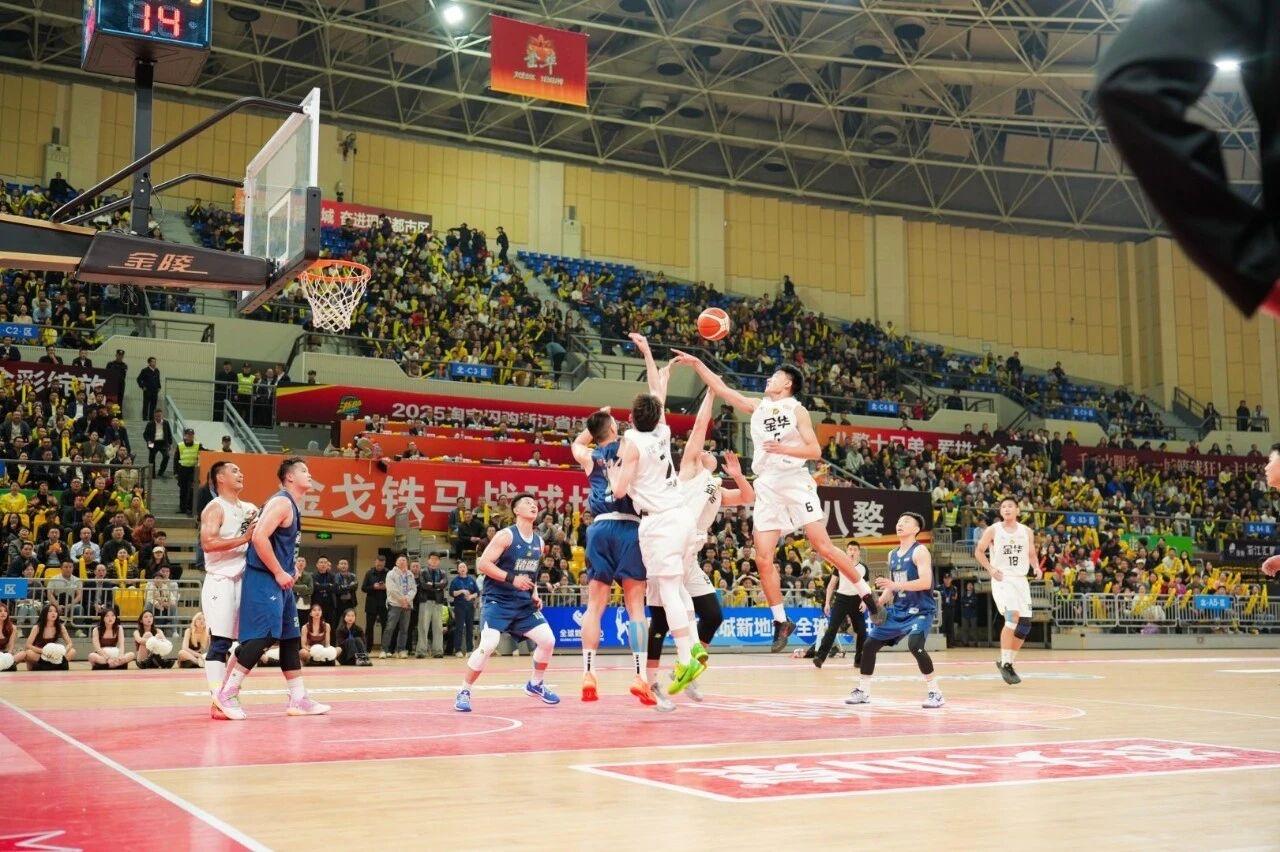 今晚唯一一场比赛，又是一场焦点之战，金华队硬刚杭州队，杭州想要赢下金华队可得掉层