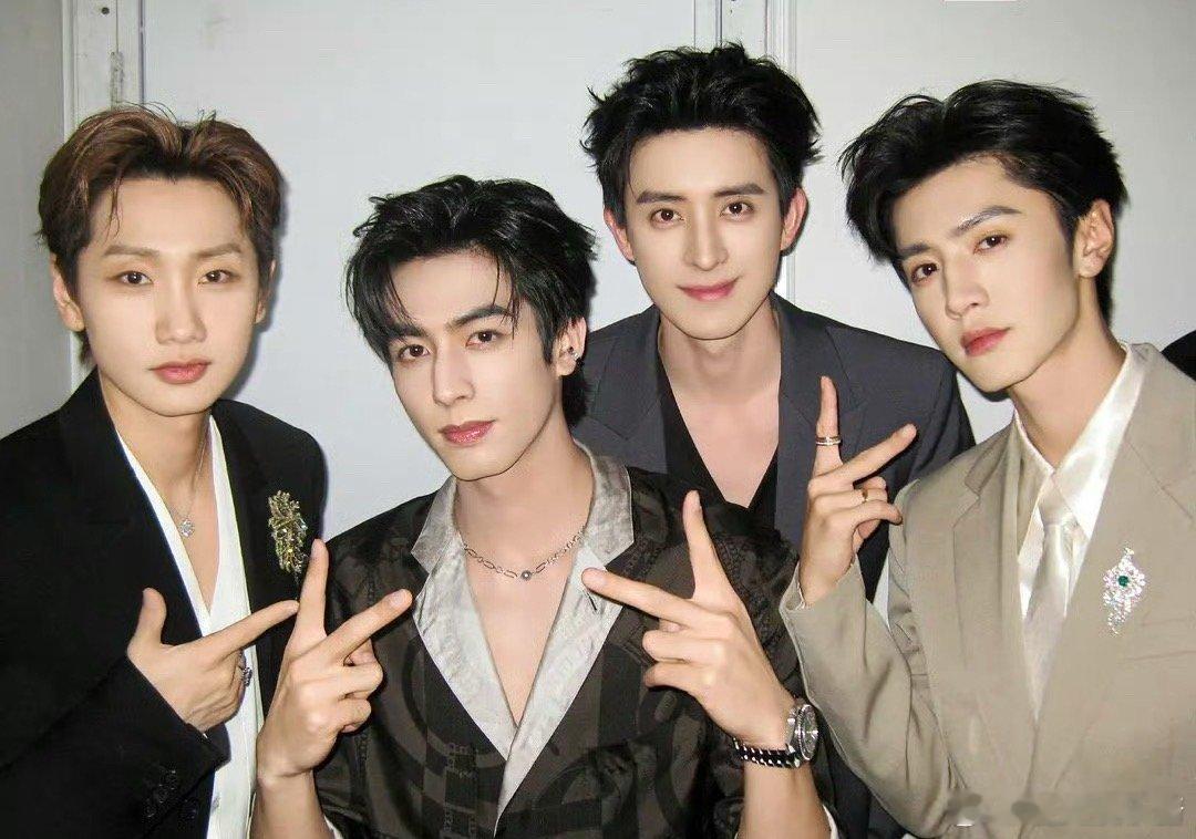 陈哲远、敖瑞鹏、宋威龙、汪苏泷微博之夜同框，第一眼看到谁 