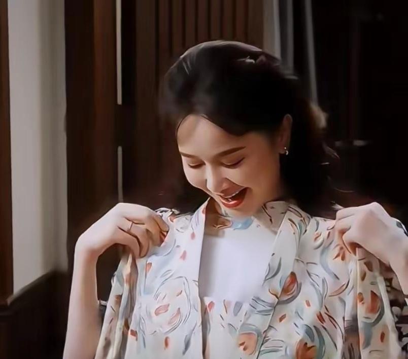 追剧《冬去春来》 左小青一出场就把我吸引住了！她人美，美得自然，演技扎实。
  