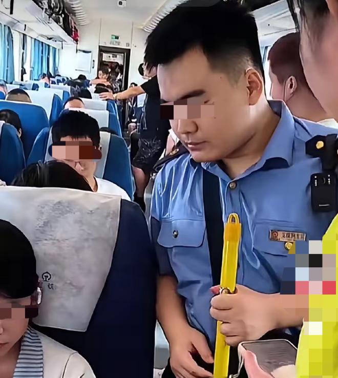 8月18日，来自火车上的一个视频刷屏全网，事情的起因是两个女生因为带的东西多，所