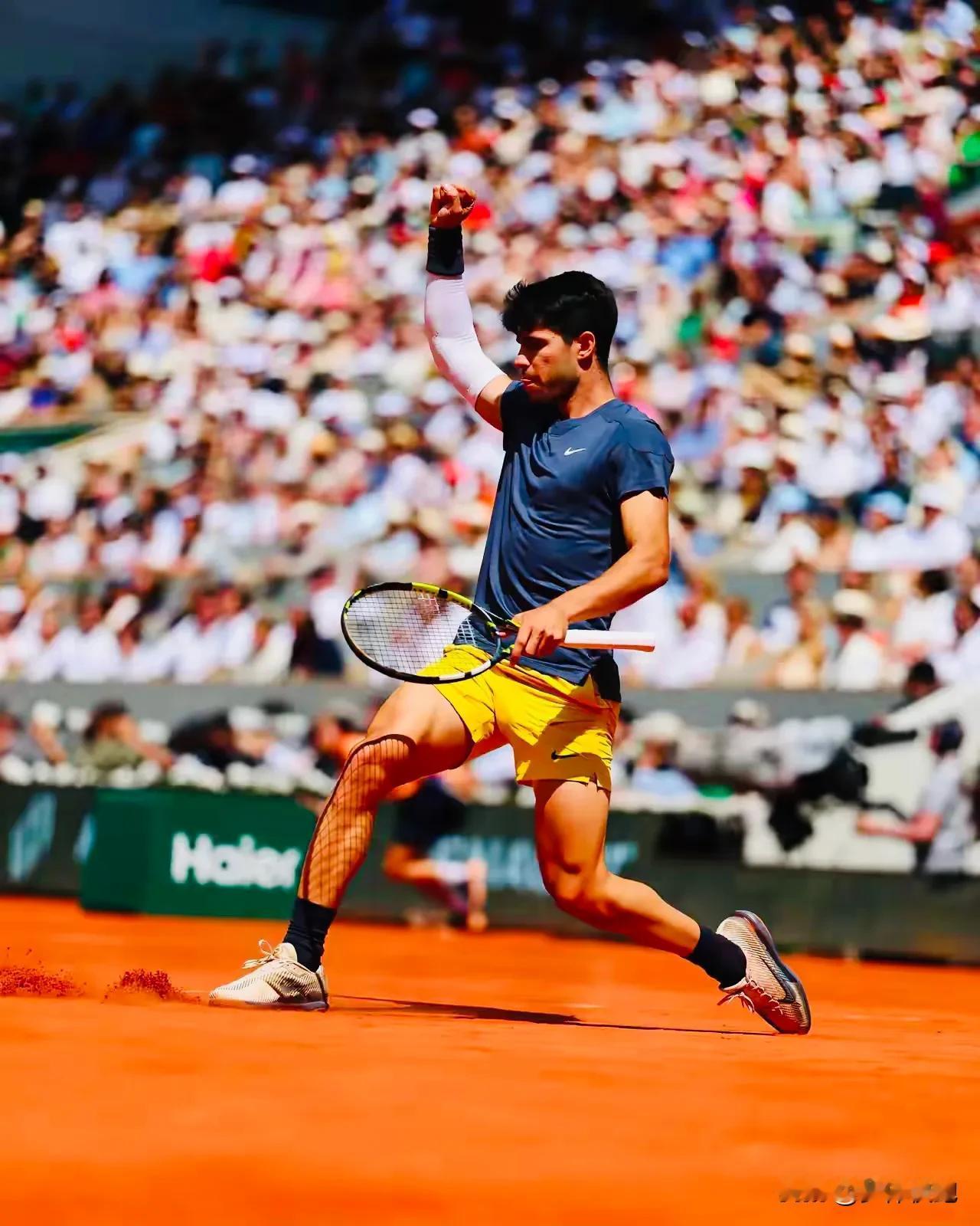 法网男单3号种子🇪🇸阿尔卡拉斯3-2 战胜四号种子🇩🇪兹韦列夫，他也第一