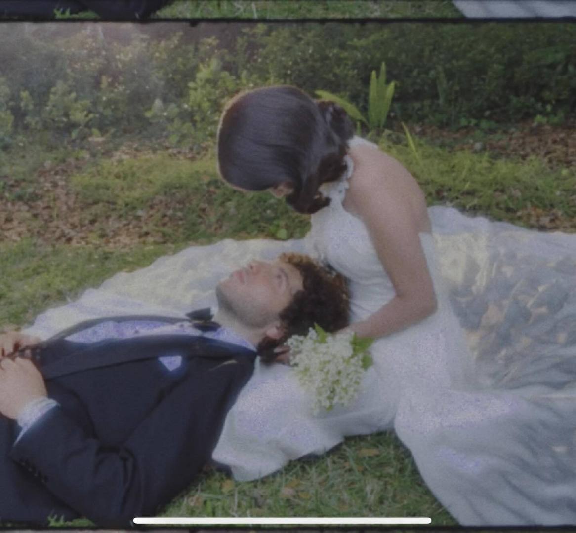 赛琳娜婚礼赛琳娜婚纱照 当地时间27日，赛琳娜与老公Benny Blanco在加