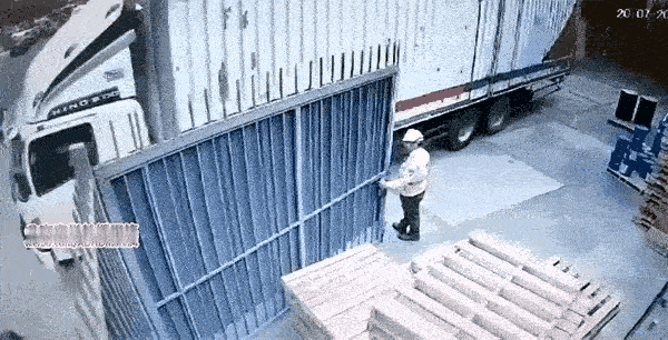 这个人伤的不轻，看起来腰部应该是受伤了，后来出现的这个人坐在地上捶胸顿足，表情有