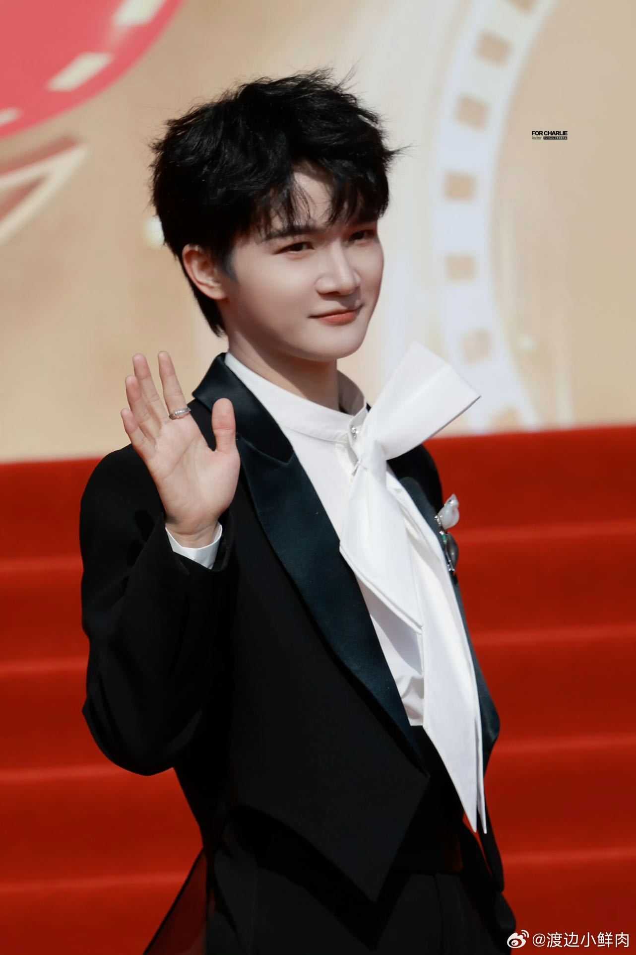 周深首秀演技 周深在CMG红毯首次尝试演技互动，用手势比划出一个歌名，谁想出来的