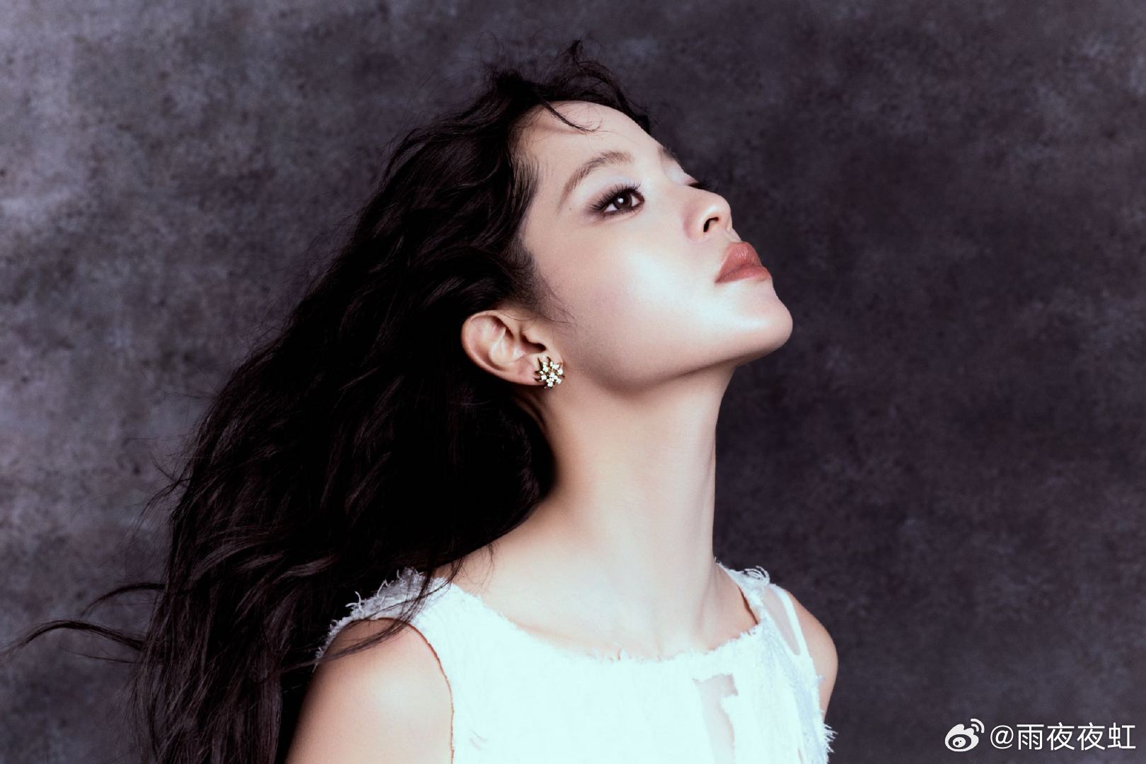 微博之夜第一个出图的是欧阳娜娜 微博之夜首个出图锁定欧阳娜娜！审美在线的她，越看