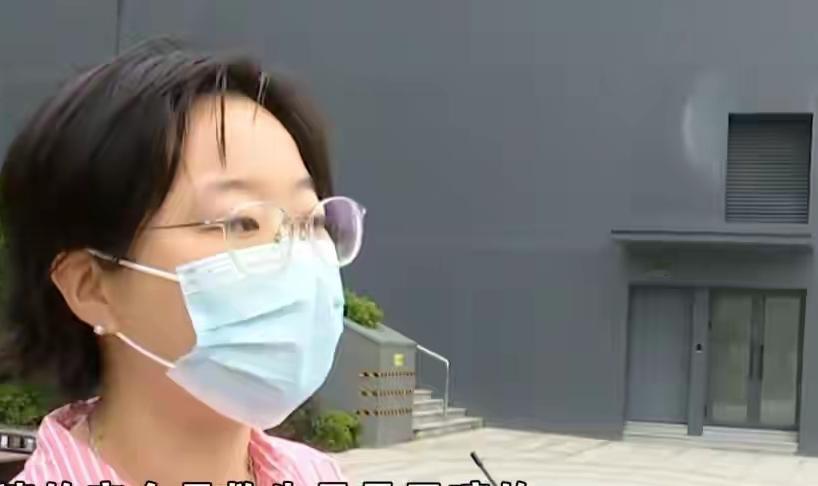 “妥妥的霸王条款！”浙江宁波，一女子打算教不会游泳的朋友学一下基本动作，两人团购