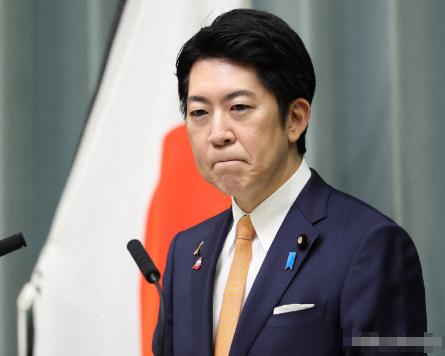 1月27日，日本官房副长官向中方公开表达了不满，他在新闻发布会上说连续回答两个涉