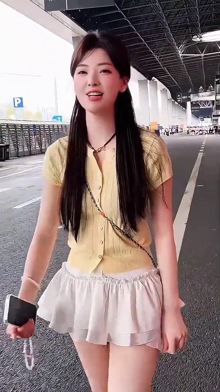 好累，累死了，不想干了，回去吧，谁能帮我站车。这小游泳，穿着比基尼站。