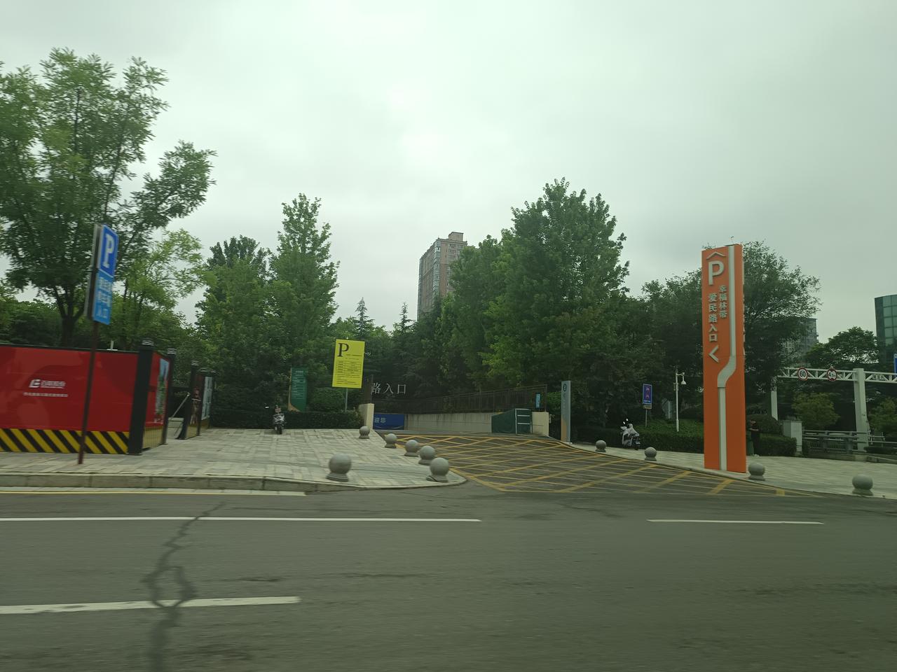 西安幸福林带百联奥莱已经围挡施工，静待花开的时候，在西光中学高中部对面，爱民路十