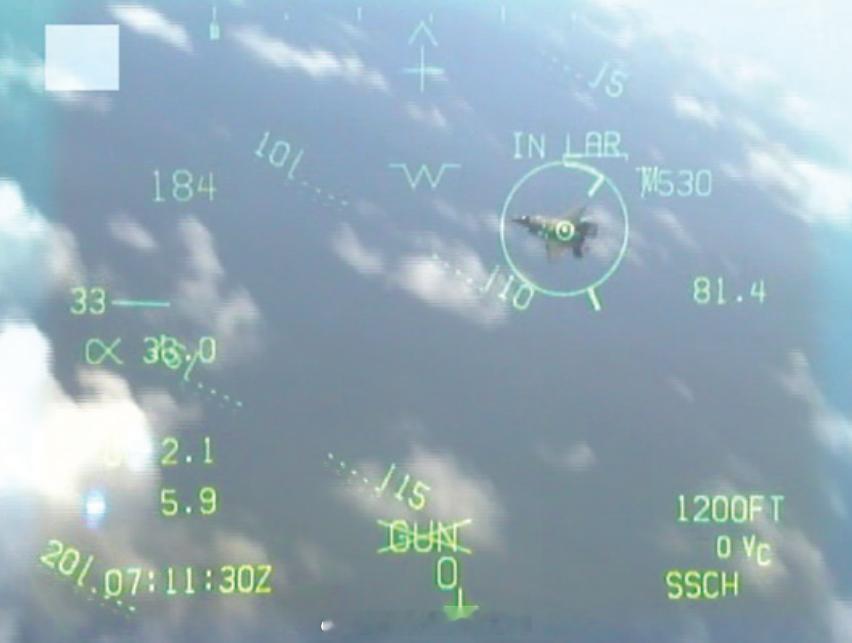 每天认识一件兵器 美国海军航空兵的F/A-18E对英国航母上起飞的F-35B进行