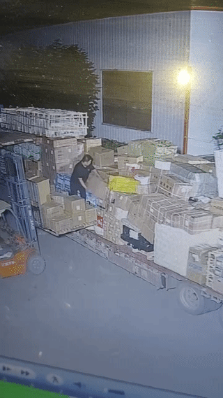 这位大叔为了省点钱，竟然没有雇佣装卸工人？
完全依靠自己一个人往叉车上装货。
结