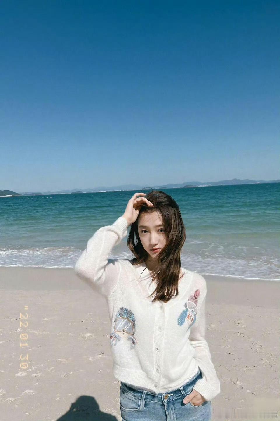 谁懂关晓彤身上的生命力比起硬照，更爱关晓彤日常里的鲜活模样，被关晓彤日常照狠狠拿