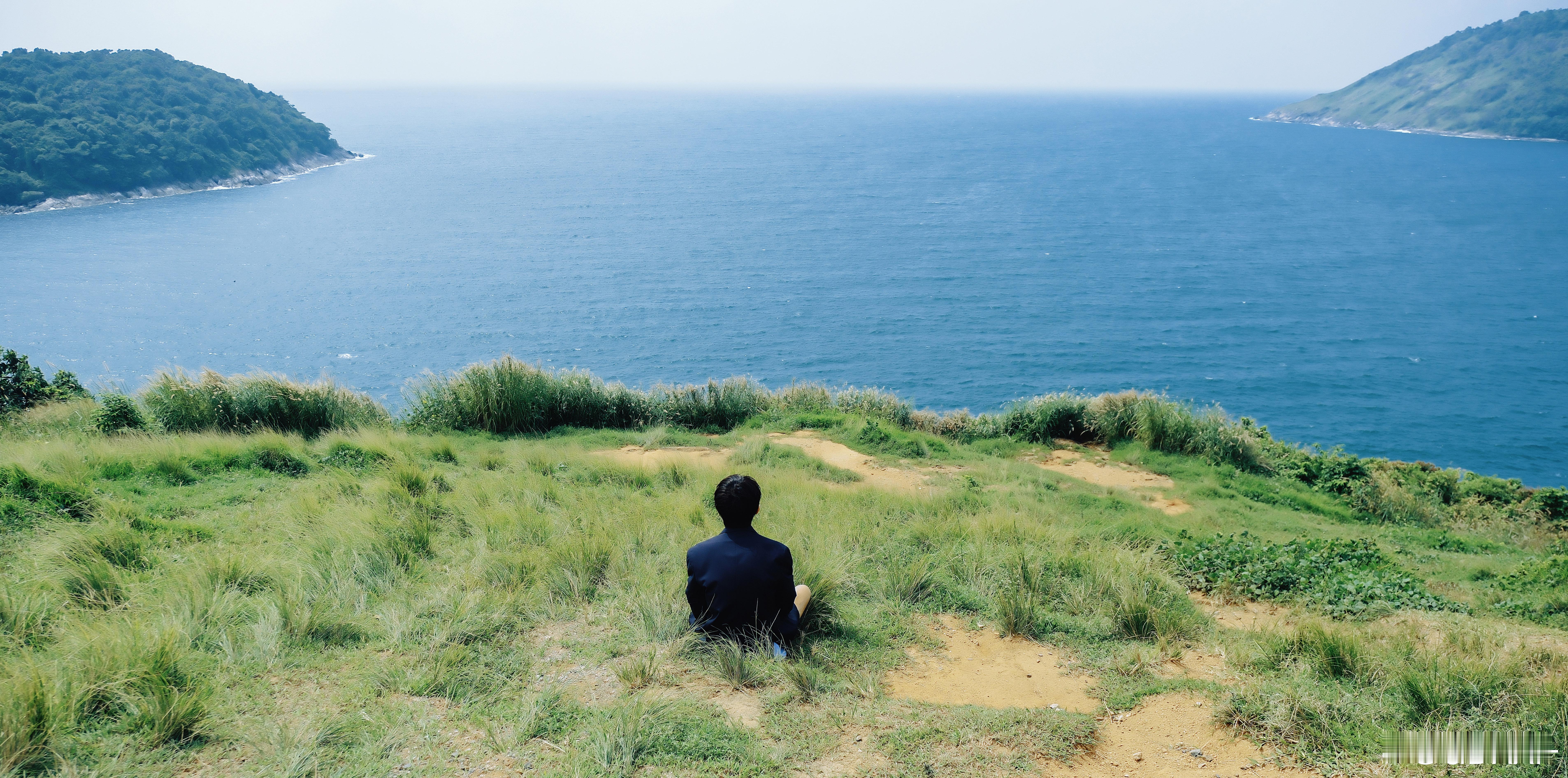 “如果你爱上了一朵独一无二的花，那么当你仰望星空，就会觉得所有的星星都在微笑。”