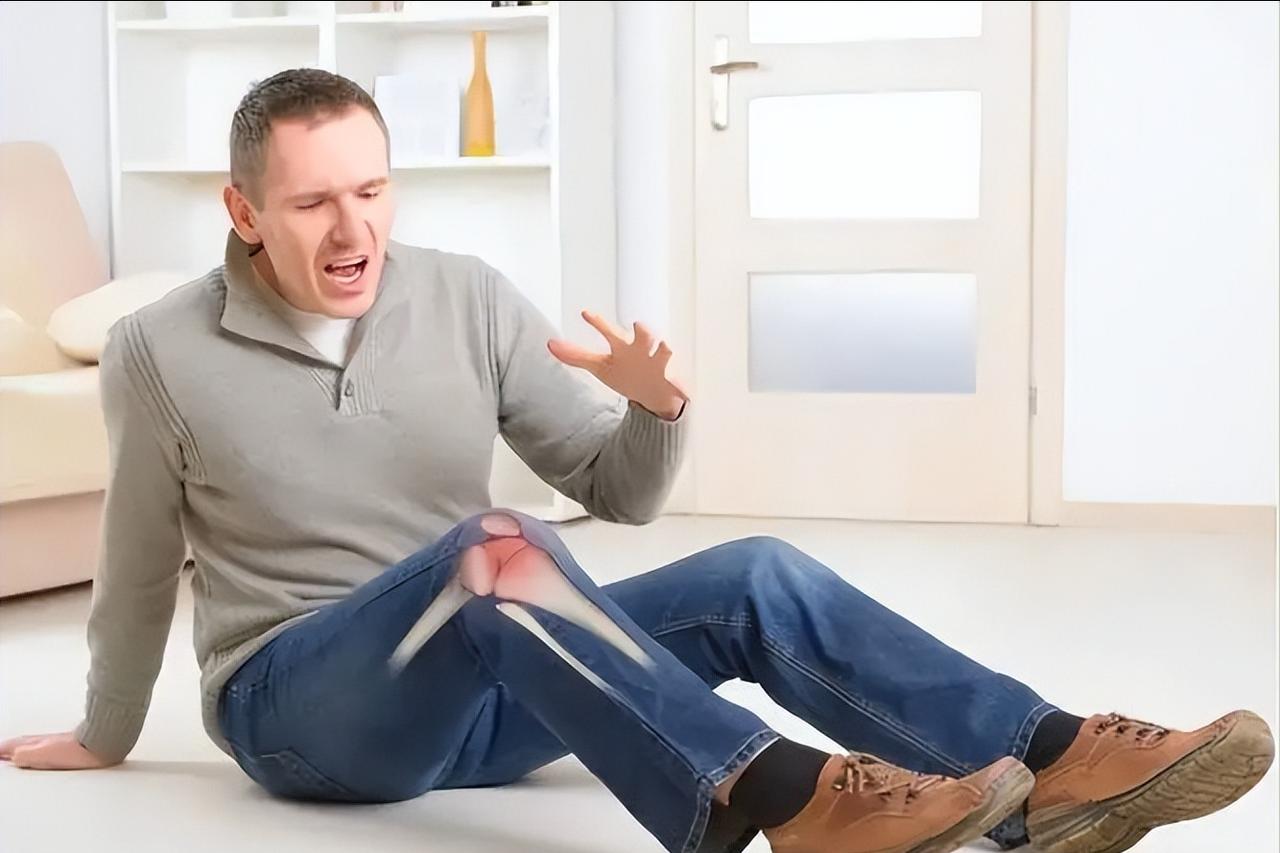 走路时膝盖突然软一下，医生：别以为是累了，或是这些疾病的信号


走在路上，张大