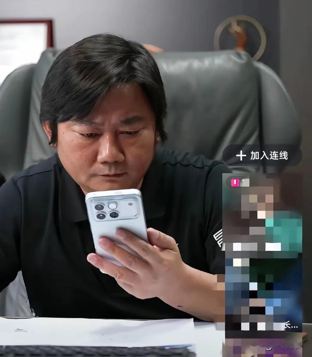 有网友在张雪直播间发现他也在用荣耀WIN——作为荣耀合作伙伴，他平时体验的就是荣