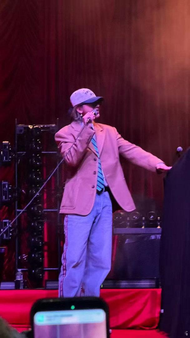 蔡徐坤时隔七年再巡回到伦敦 追星女最泪目的一集…蔡徐坤七年后再次来到伦敦巡演，七