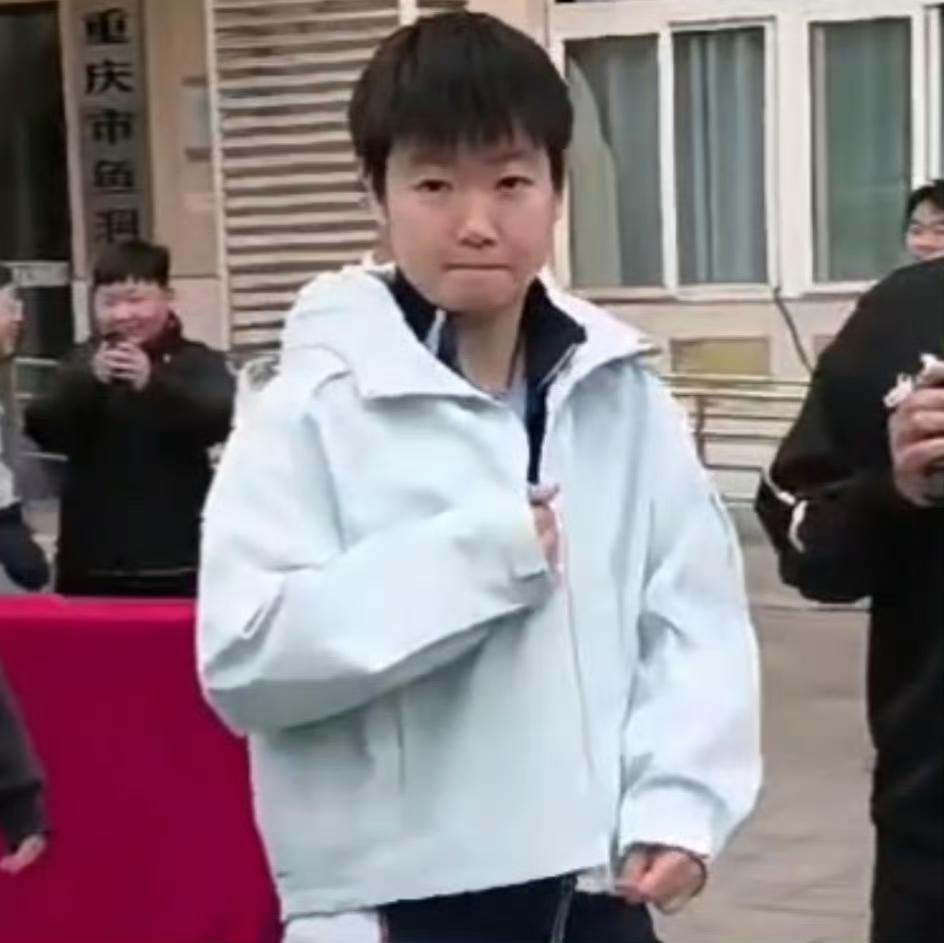 谁还不是个宝宝！孙颖莎重庆校园活动路透，“小学生既视感”萌翻全网


国乒小魔王