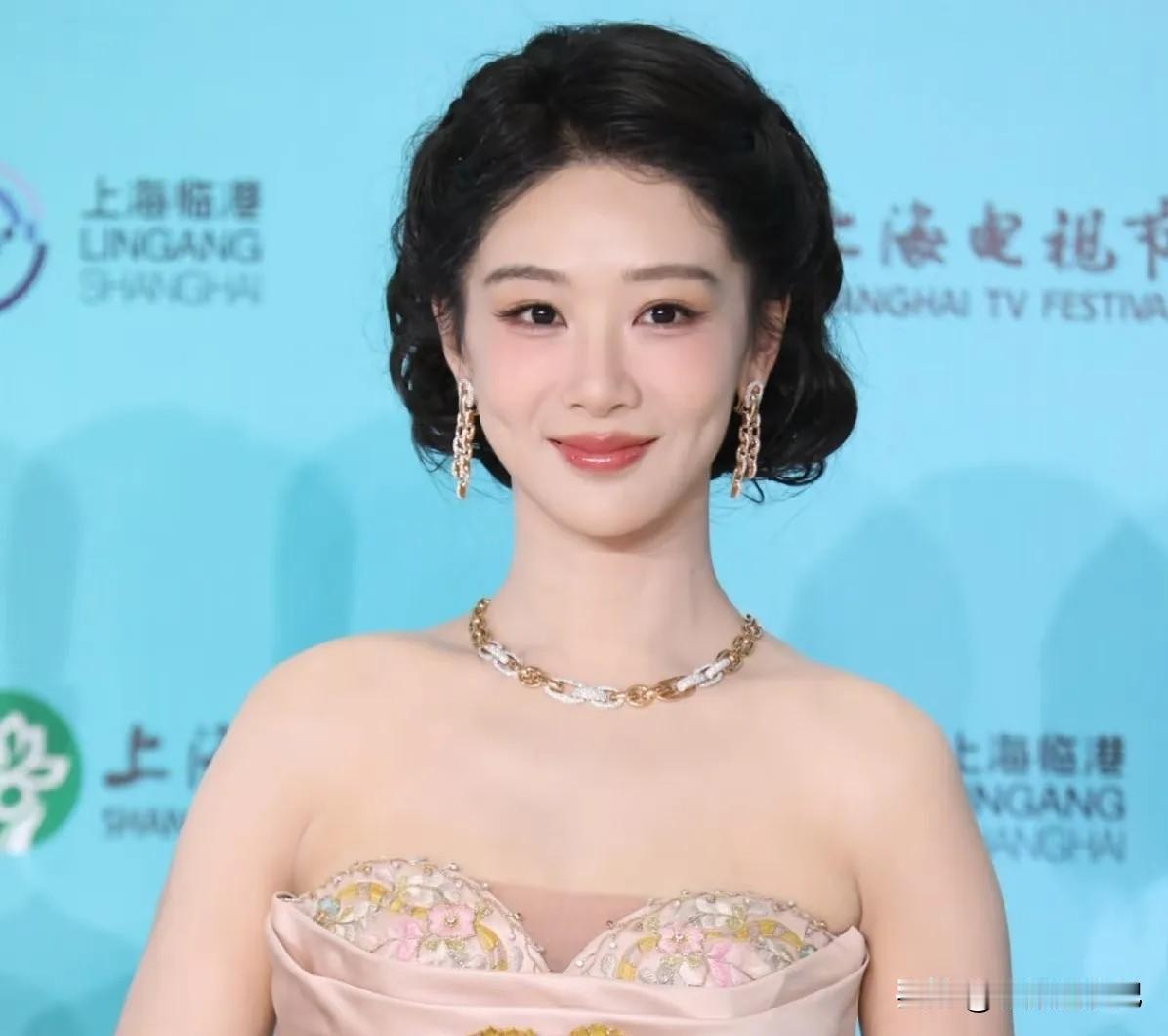 杨紫在6月29日获得白玉兰最佳女主角，没想到6月30日她名字“杨旎奥”上热搜，杨