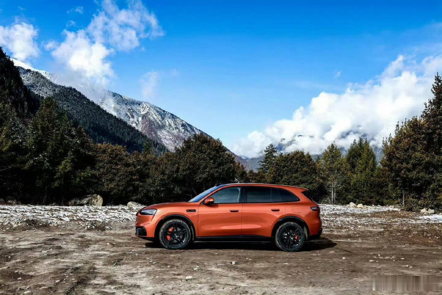 这个M6 挺漂亮啊，照片拍的给人精致的感觉 