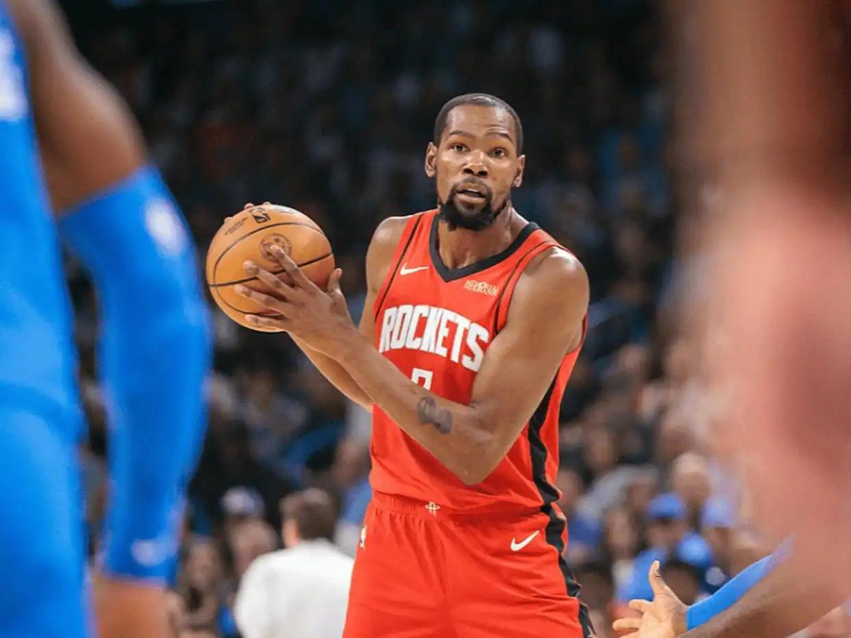 如果要评选NBA最有争议的球星，杜兰特绝对榜上有名。

球场上，他是挥舞镰刀的死