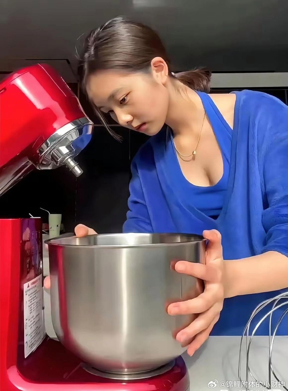 黄磊女儿又上热搜了，这次是因为一张健身照。评论区炸了，有人夸自律，有人骂“太成熟