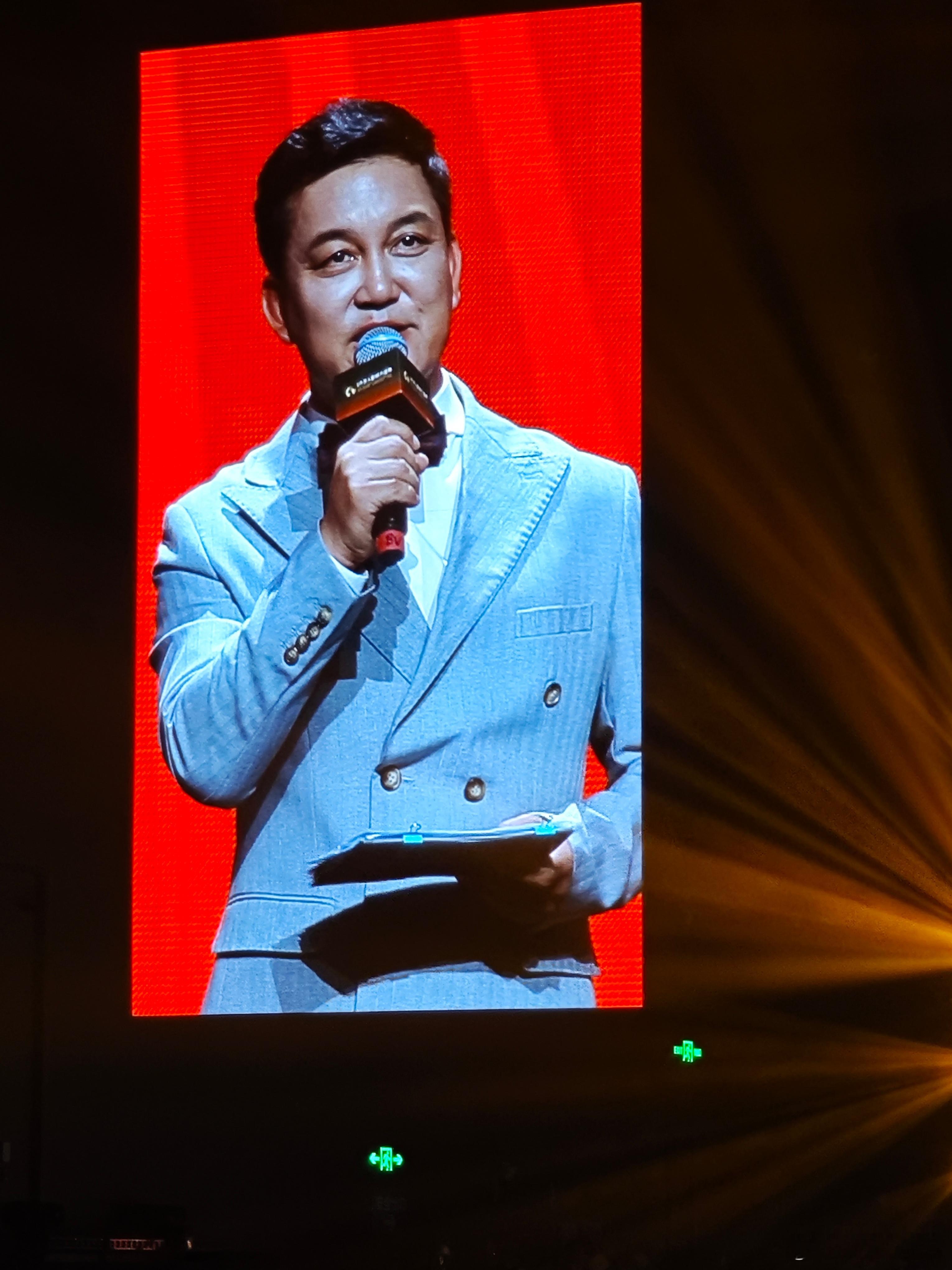 这两个月见到了很多明星❤️我拍照就这样不顾明星死活……虽然照片拍得不好但洗发水真