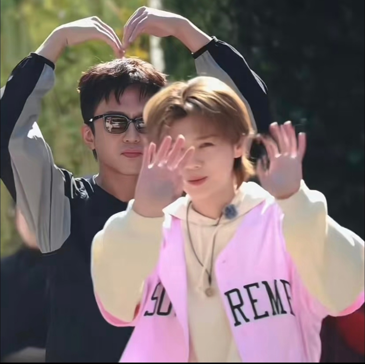 鹿晗卖家秀邓超买家秀鹿晗和邓超真的友情很深！感觉邓超把鹿晗的幽默搞笑开发出来了，