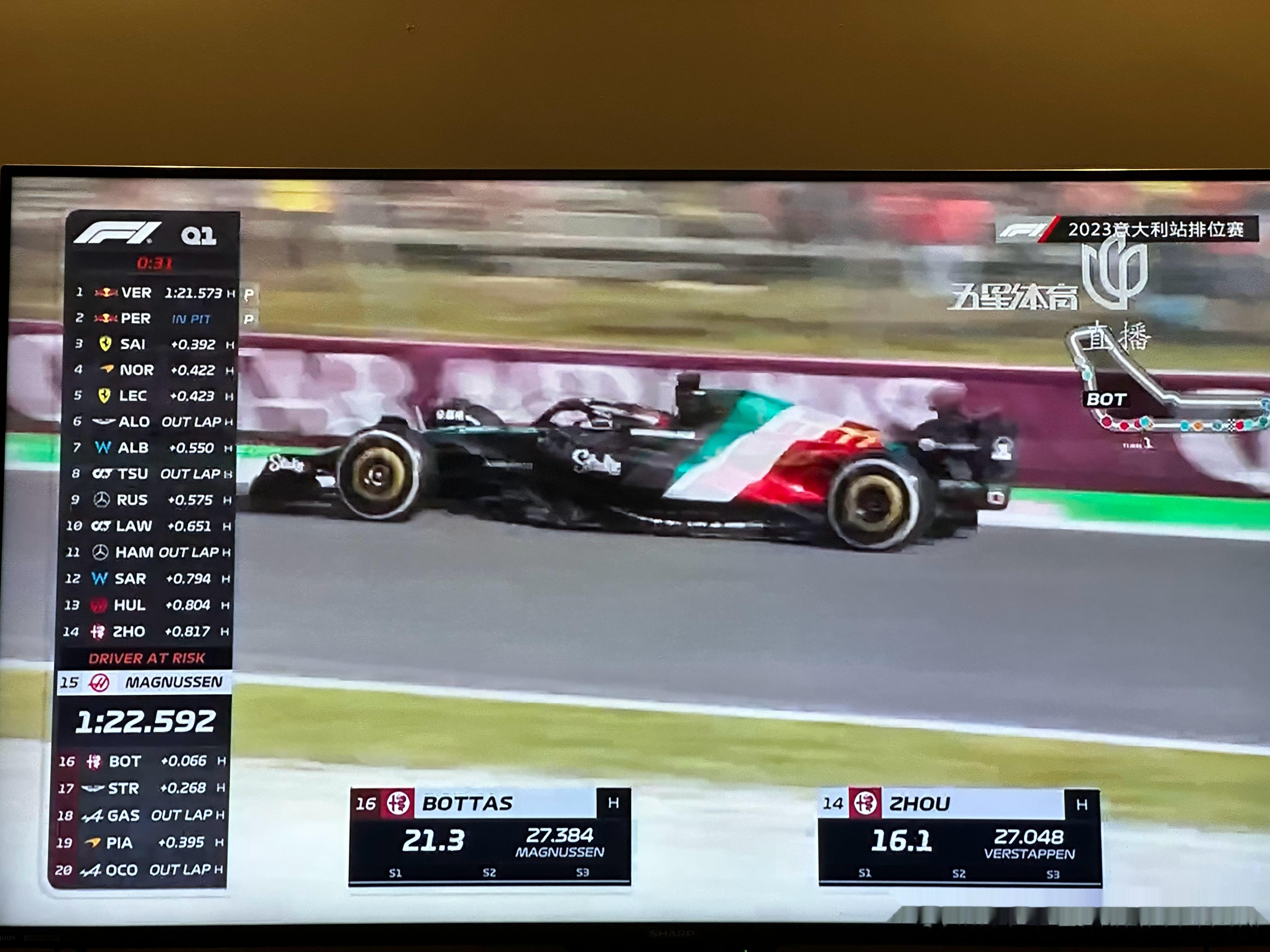 #F1[超话]##中国男篮vs菲律宾男篮# 看啥男篮啊，不说别的，周冠宇是现在中