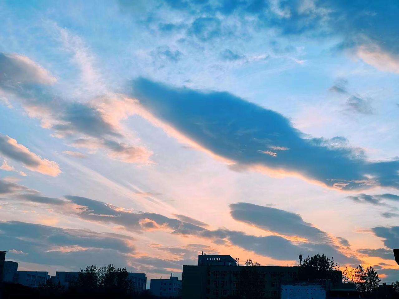 看看你拍的天空。不会摄影的摄影爱好者 朝霞收集者 混沌的天空 晚云