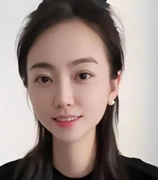 看到许家印一审被判无期后
我好奇查了一下他创办的恒大歌舞团领舞白珊珊近况
不查不