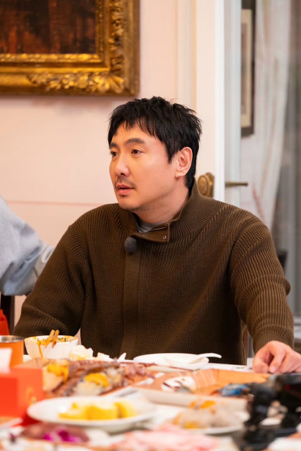 网友滑雪偶遇沈腾，哥戴个头盔好像送外卖的哈哈哈，简直自带喜感