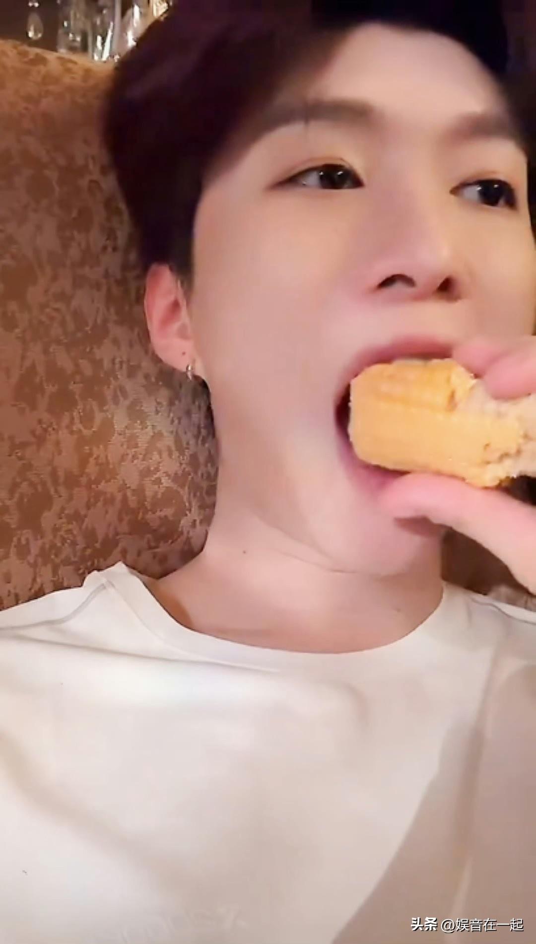 范丞丞直播啃玉米闲聊时，800万观众弹幕刷屏安利古装剧《逐玉》。他反应超快，直接