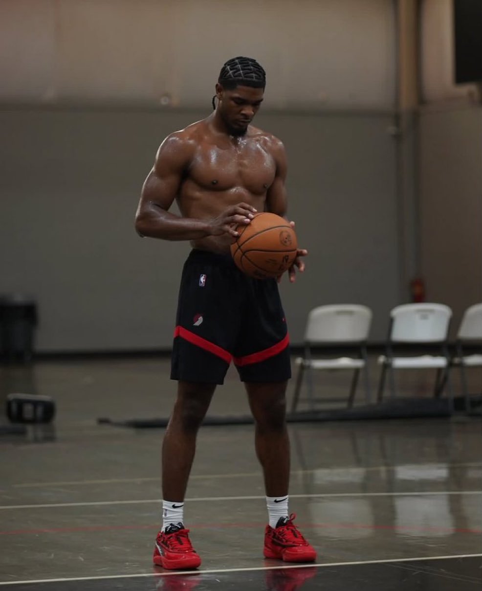 我怕大家忘了，开拓者还有个探花亨德森，因为腿筋伤了快一年了… 