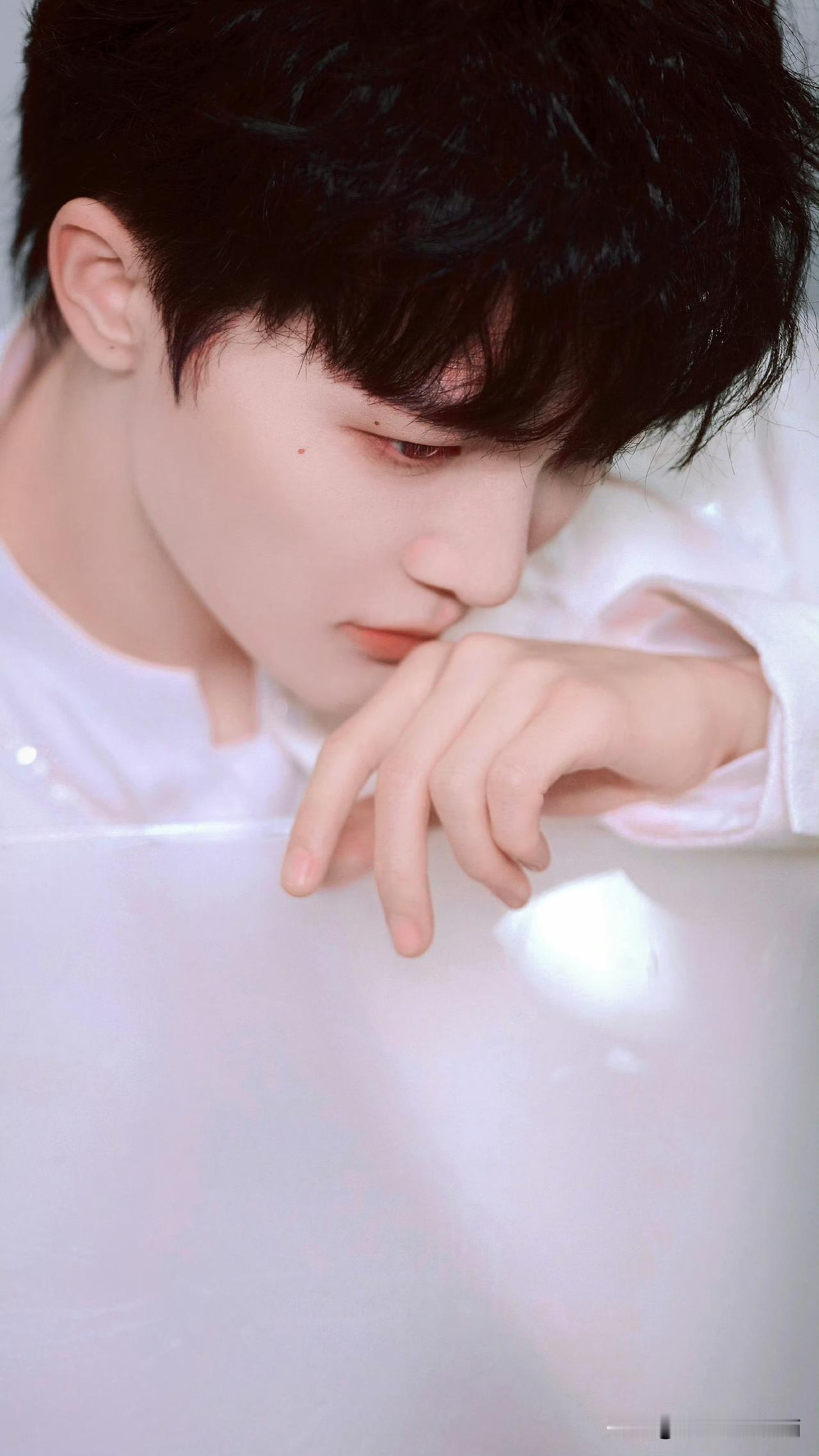 这真是一点不夸张。

那个"答案之书"互动环节还记得吗，真的太逗了！主持人问他"